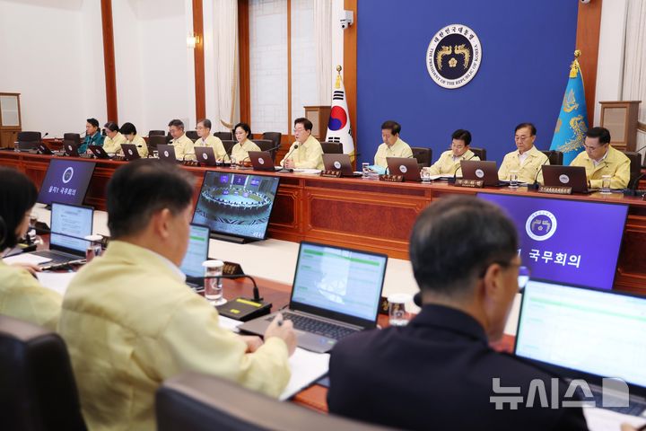 [서울=뉴시스] 김진아 기자 = 이재명 대통령이 18일 청와대에서 열린 제1회 을지국무회의에서 발언하고 있다. 2026.08.18. bluesoda@newsis.com