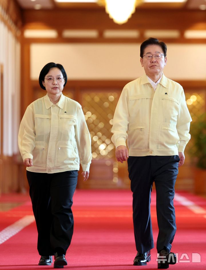 [서울=뉴시스] 김진아 기자 = 이재명 대통령과 한성숙 국무총리가 18일 청와대에서 열린 제1회 을지국무회의에 입장하고 있다. 2026.08.18. bluesoda@newsis.com