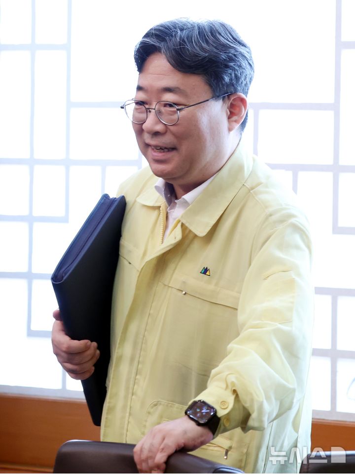 [서울=뉴시스] 김진아 기자 = 하준경 경제성장수석이 18일 청와대에서 열린 제1회 을지국무회의에 참석하고 있다. 2026.08.18. bluesoda@newsis.com