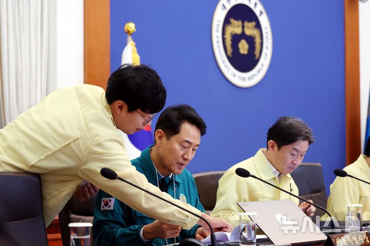 [서울=뉴시스] 김진아 기자 = 오세훈 서울시장이 18일 청와대에서 열린 제1회 을지국무회의에서 참석해 있다. 2026.08.18. bluesoda@newsis.com