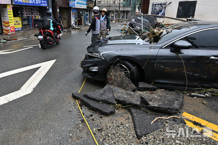 [거제=뉴시스] 차용현 기자 = 18일 오전 기록적인 폭우로 큰 피해가 발생한 경남 거제시 옥포동 한 도로에 수해로 파손된 차량이 잔해와 토사에 뒤엉킨 채 놓여 있다. 2026.08.18. con@newsis.co