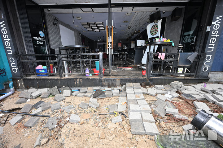 [거제=뉴시스] 차용현 기자 = 18일 오전 기록적인 폭우로 큰 피해가 발생한 경남 거제시 옥포동 한 도로에 수해로 파손된 가게가 잔해와 토사에 뒤엉켜 있다. 2026.08.18. con@newsis.co