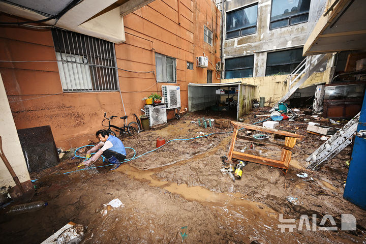 [거제=뉴시스] 차용현 기자 = 18일 오전 기록적인 폭우로 큰 피해가 발생한 경남 거제시 옥포동 일대에서 주민들이 침수된 상가와 주택 등에 쌓인 토사와 물에 젖은 집기류를 치우며 수해 복구 작업을 벌이고 있다. 2026.08.18. con@newsis.com