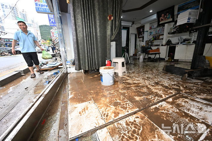 [거제=뉴시스] 차용현 기자 = 18일 오전 기록적인 폭우로 큰 피해가 발생한 경남 거제시 옥포동 일대에서 주민들이 침수된 상가와 주택 등에 쌓인 토사와 물에 젖은 집기류를 치우며 수해 복구 작업을 벌이고 있다. 2026.08.18. con@newsis.com