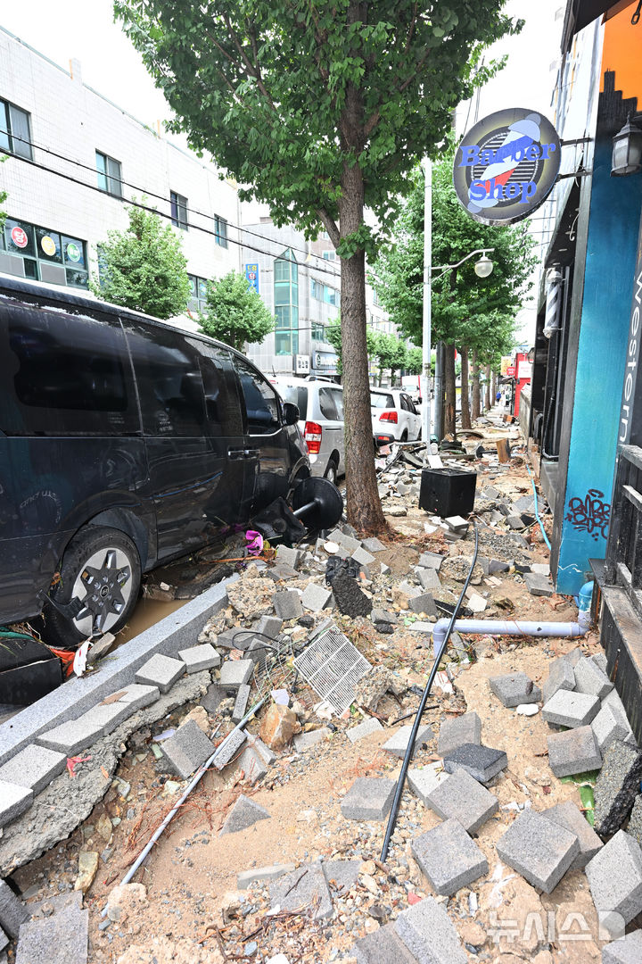 [거제=뉴시스] 차용현 기자 = 18일 오전 기록적인 폭우로 큰 피해가 발생한 경남 거제시 옥포동 한 도로에 수해로 파손된 차량이 잔해와 토사에 뒤엉킨 채 놓여 있다. 2026.08.18. con@newsis.co