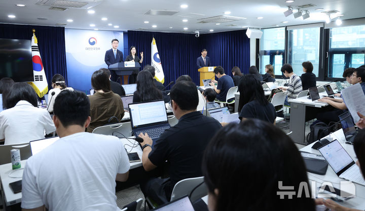 [서울=뉴시스] 조수정 기자 = 류제명 과학기술정보통신부 2차관이 18일 오전 서울 종로구 정부서울청사에서 독자 AI파운데이션 모델 프로젝트 2차 단계평가 결과 발표를 하고 있다. 2026.08.18. chocrystal@newsis.com