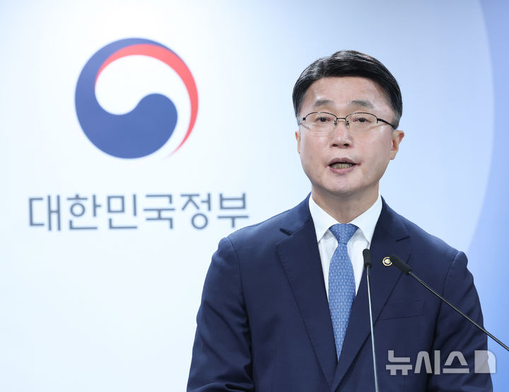 [서울=뉴시스] 조수정 기자 = 류제명 과학기술정보통신부 2차관이 18일 오전 서울 종로구 정부서울청사에서 독자 AI파운데이션 모델 프로젝트 2차 단계평가 결과 발표를 하고 있다. 2026.08.18. chocrystal@newsis.com