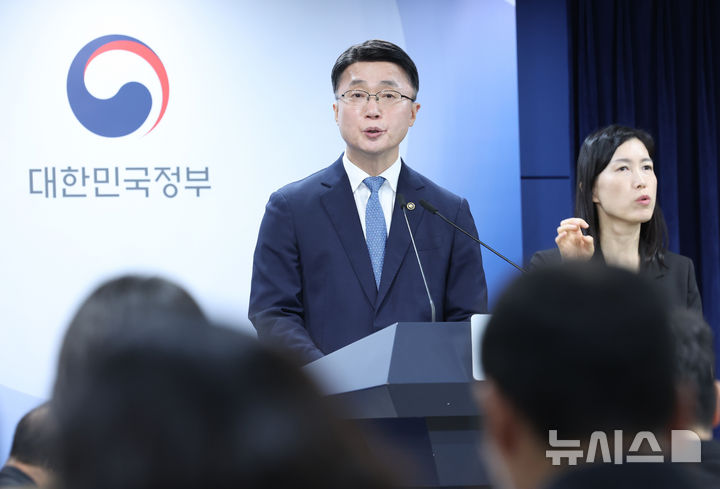 [서울=뉴시스] 조수정 기자 = 류제명 과학기술정보통신부 2차관이 18일 오전 서울 종로구 정부서울청사에서 독자 AI파운데이션 모델 프로젝트 2차 단계평가 결과 발표를 하고 있다. 2026.08.18. chocrystal@newsis.com