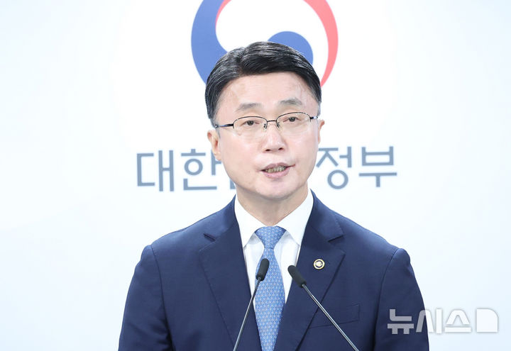 [서울=뉴시스] 조수정 기자 = 류제명 과학기술정보통신부 2차관이 18일 오전 서울 종로구 정부서울청사에서 독자 AI파운데이션 모델 프로젝트 2차 단계평가 결과 발표를 하고 있다. 2026.08.18. chocrystal@newsis.com