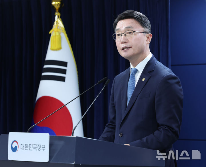[서울=뉴시스] 조수정 기자 = 류제명 과학기술정보통신부 2차관이 지난 18일 오전 서울 종로구 정부서울청사에서 독자 AI파운데이션 모델 프로젝트 2차 단계평가 결과 발표를 하고 있다. 2026.08.18. chocrystal@newsis.com