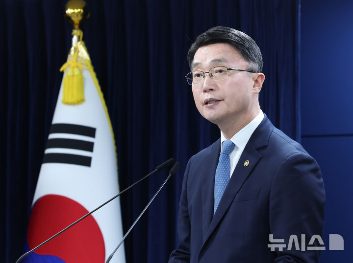 [서울=뉴시스] 조수정 기자 = 류제명 과학기술정보통신부 2차관이 18일 오전 서울 종로구 정부서울청사에서 독자 AI파운데이션 모델 프로젝트 2차 단계평가 결과 발표를 하고 있다. 2026.08.18. chocrystal@newsis.com