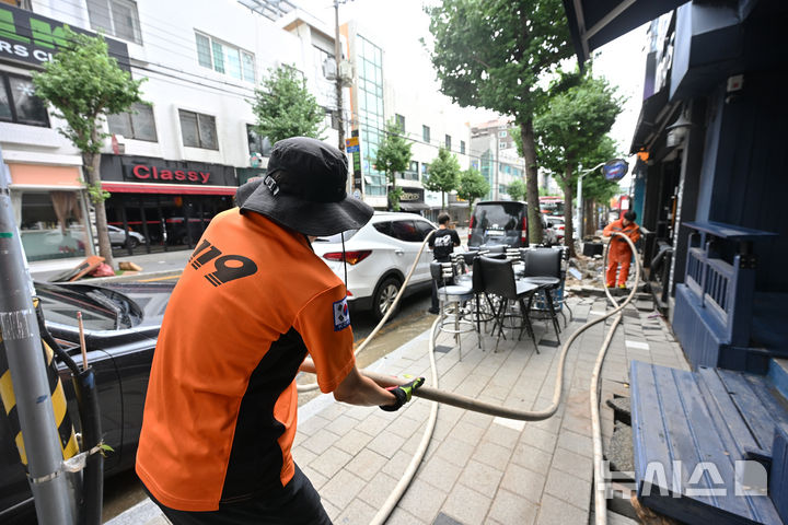 [거제=뉴시스] 차용현 기자 = 18일 오전 기록적인 폭우로 큰 피해가 발생한 경남 거제시 옥포동의 한 상가에서 거제소방서 소방관들이 가게 주인을 도와 내부에 유입된 흙탕물을 제거하는 등 수해 복구 작업을 벌이고 있다. 2026.08.18. con@newsis.com