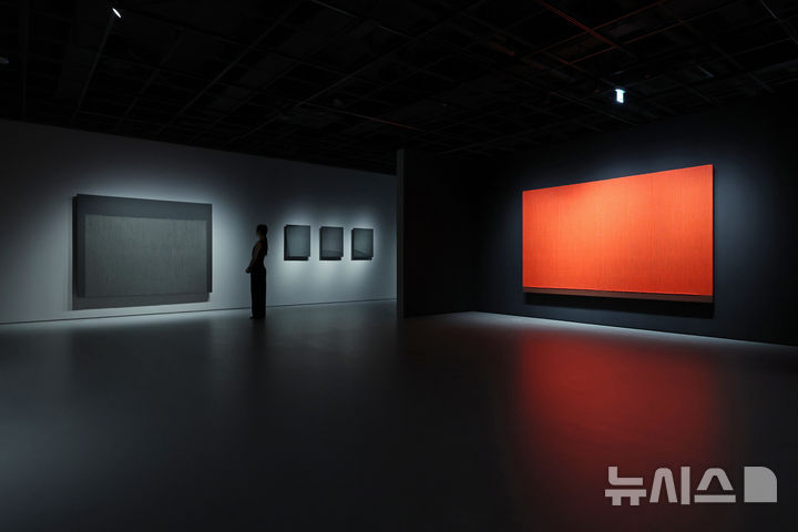 [서울=뉴시스] 박진희 기자 = 박서보미술관은 18일 서울 서대문구 연희동 박서보미술관에서 개관전 '박서보와 흐엉 도딘: 비움 그 충만' 전시 전경. 2026.08.18. pak7130@newsis.com