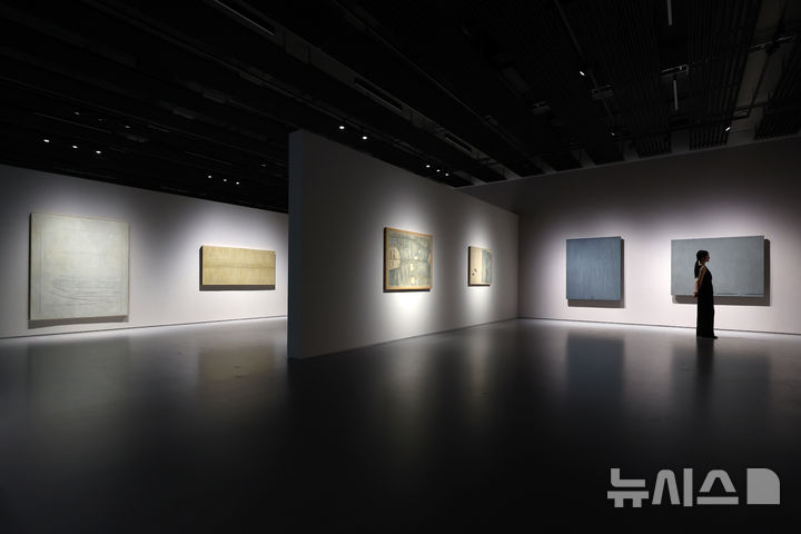 [서울=뉴시스] 박진희 기자 = 박서보미술관은 18일 서울 서대문구 연희동 박서보미술관에서 개관전 '박서보와 흐엉 도딘: 비움 그 충만' 기자간담회를 갖고 박서보와 베트남 출신 흐엉 도딘(Huong Dodinh) 작가의 주요 작품을 선보이고 있다. 2026.08.18. pak7130@newsis.com