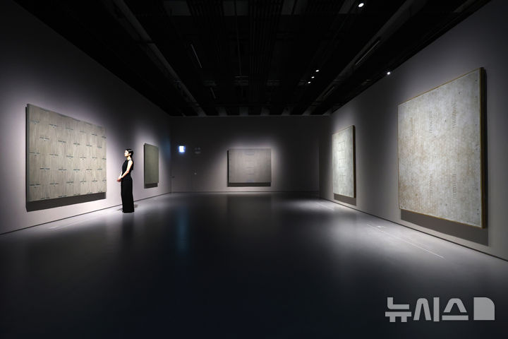 [서울=뉴시스] 박진희 기자 = 박서보미술관은 18일 서울 서대문구 연희동 박서보미술관에서 개관전 '박서보와 흐엉 도딘: 비움 그 충만' 전시를 21일부터 펼친다. 2026.08.18. pak7130@newsis.com