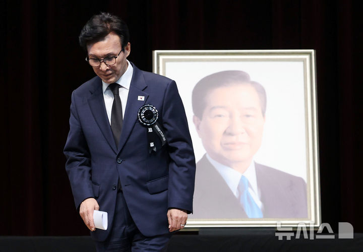 [서울=뉴시스] 이영환 기자 = 김민석 더불어민주당 대표가 18일 오전 서울 동작구 국립서울현충원 현충관에서 열린 김대중 대통령 서거 17주기 추모식에 참석해 추모사를 마친 후 이동하고 있다. 2026.08.18.20hwan@newsis.com