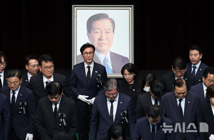 [서울=뉴시스] 이영환 기자 = 김민석 더불어민주당 대표와 전·현직 의원들이 18일 오전 서울 동작구 국립서울현충원 현충관에서 열린 김대중 대통령 서거 17주기 추모식에 참석해 헌화를 마친 후 이동하고 있다. 2026.08.18. 20hwan@newsis.com