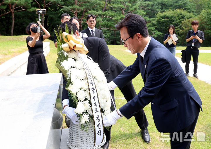 [서울=뉴시스] 박영태 기자 = 김민석 더불어민주당 신임대표가 18일 오전 서울 용산구 효창공원 삼의사 묘역에 헌화하고 있다. 2026.08.18. since1999@newsis.com