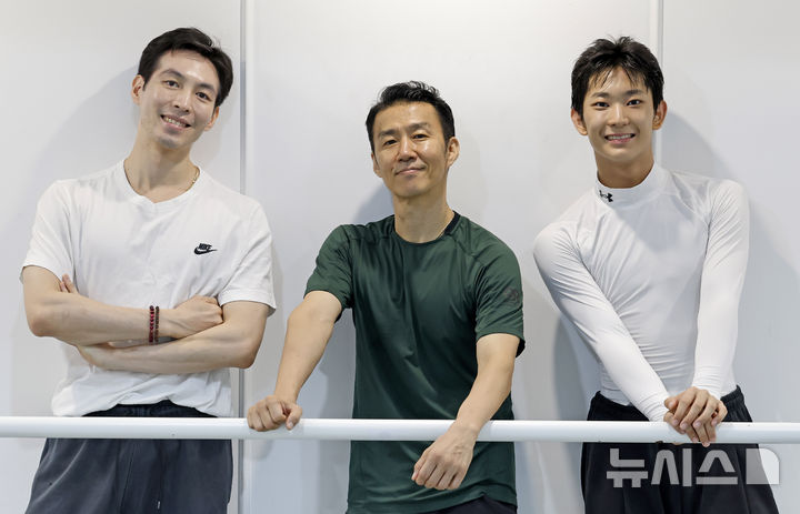 [서울=뉴시스] 김혜진 기자 = 발레리노 안재용(왼쪽부터), 안무가 김용걸, 발레리노 박윤재가 18일 서울 광진구 인근 연습실에서 뉴시스와 인터뷰에 앞서 포즈를 취하고 있다. 2026.08.18. jini@newsis.com