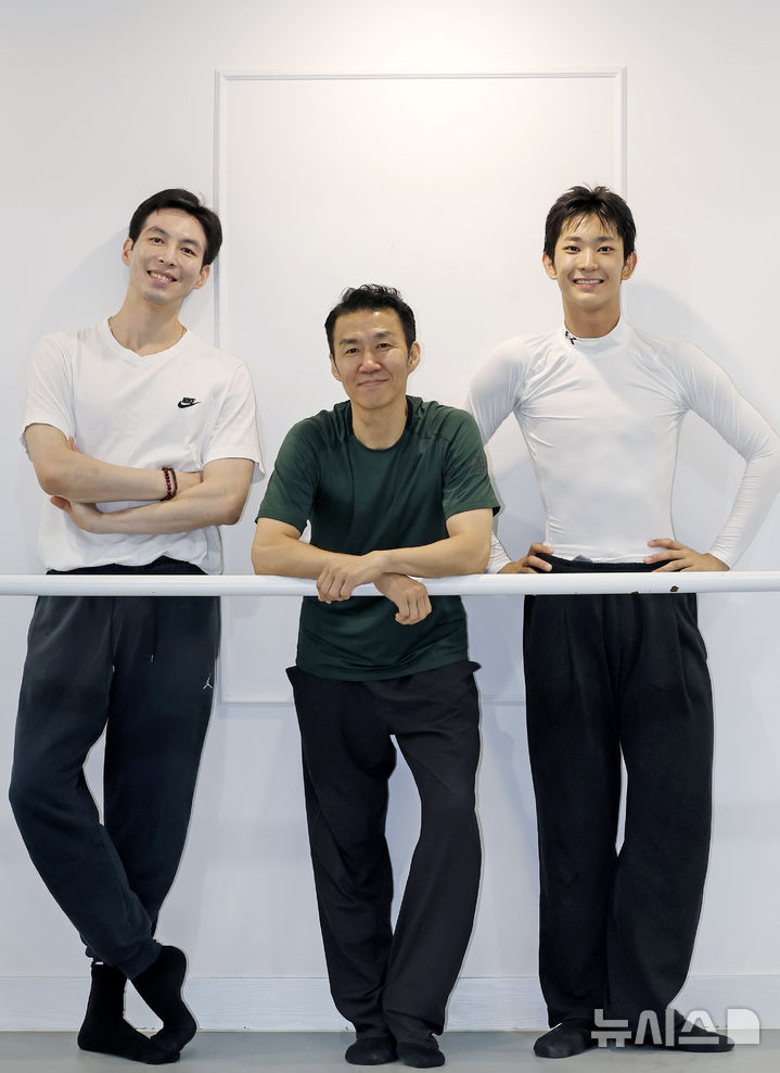 [서울=뉴시스] 김혜진 기자 = 발레리노 안재용(왼쪽부터), 안무가 김용걸, 발레리노 박윤재가 18일 서울 광진구 인근 연습실에서 뉴시스와 인터뷰에 앞서 포즈를 취하고 있다. 2026.08.18. jini@newsis.com
