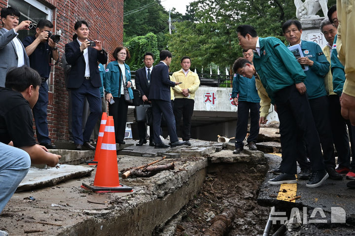 [통영=뉴시스] 차용현 기자 = 국민의힘 장동혁 대표가 18일 오후 폭우 피해를 입은 경남 통영시 봉평동을 찾아 피해 현장을 둘러보고 있다. 2026.08.18. con@newsis.com