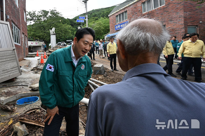 [통영=뉴시스] 차용현 기자 = 국민의힘 장동혁 대표가 18일 오후 폭우 피해를 입은 경남 통영시 봉평동을 찾아 피해 현장을 둘러본 뒤 피해 주민을 위로하고 있다. 2026.08.18. con@newsis.com