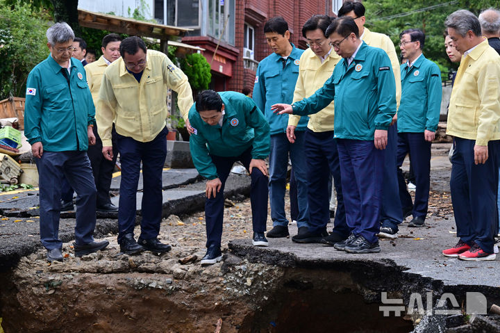 [통영=뉴시스] 차용현 기자 = 국민의힘 장동혁 대표가 18일 오후 폭우 피해를 입은 경남 통영시 봉평동을 찾아 피해 현장을 둘러보고 있다. 2026.08.18. con@newsis.com