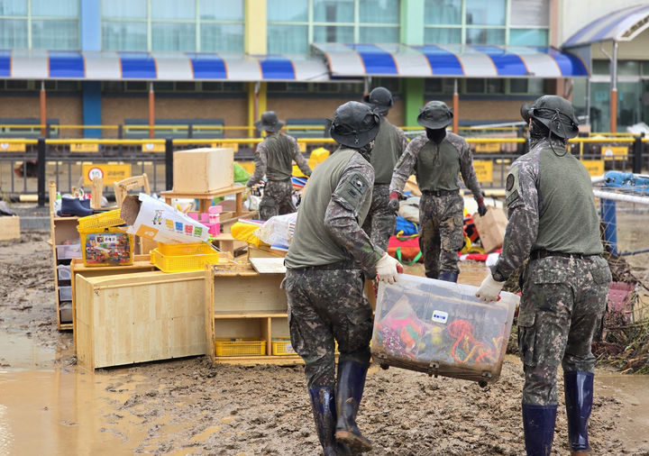 [서울=뉴시스] 육군 제39보병사단 장병들이 18일 경남 거제시 장평초등학교에서 토사와 잔해물을 제거하고 있다. (사진=육군 제공) 2026.08.18. photo@newsis.com *재판매 및 DB 금지