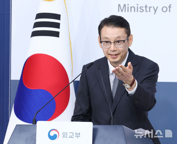 [서울=뉴시스] 조수정 기자 = 박두순 외교부 대변인이 18일 오후 서울 종로구 외교부에서 조현 외교부 장관과 5년만에 방한하는 왕이 중국 외교부장과의 한중 외교장관회담 등 현안 및 일정 관련 정례 브리핑을 하고 있다. 2026.08.18. chocrystal@newsis.com