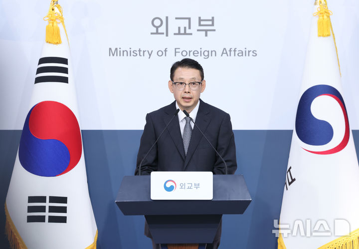 [서울=뉴시스] 조수정 기자 = 박두순 외교부 대변인이 18일 오후 서울 종로구 외교부에서 조현 외교부 장관과 5년만에 방한하는 왕이 중국 외교부장과의 한중 외교장관회담 등 현안 및 일정 관련 정례 브리핑을 하고 있다. 2026.08.18. chocrystal@newsis.com