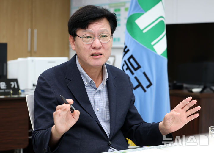 [서울=뉴시스] 이영환 기자 = 박운기 서대문구청장이 지난 18일 서울 서대문구청 집무실에서 뉴시스와 인터뷰를 하고 있다. 2026.08.27. 20hwan@newsis.com
