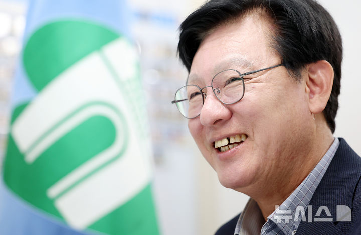 [서울=뉴시스] 이영환 기자 = 박운기 서대문구청장이 지난 18일 서울 서대문구청 집무실에서 뉴시스와 인터뷰를 하고 있다. 2026.08.27. 20hwan@newsis.com