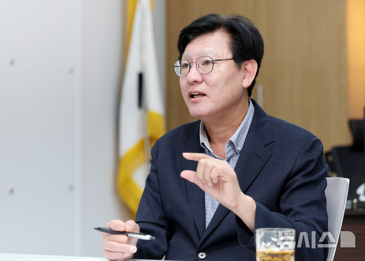 [서울=뉴시스] 이영환 기자 = 박운기 서대문구청장이 지난 8월 18일 서울 서대문구청 집무실에서 뉴시스와 인터뷰를 하고 있다. 2026.08.26. 20hwan@newsis.com