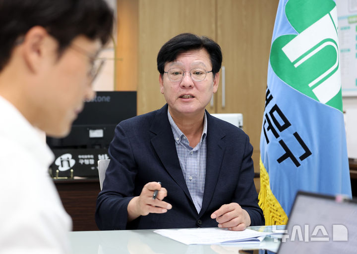 [서울=뉴시스] 이영환 기자 = 박운기 서대문구청장이 지난 18일 서울 서대문구청 집무실에서 뉴시스와 인터뷰를 하고 있다. 2026.08.27. 20hwan@newsis.com
