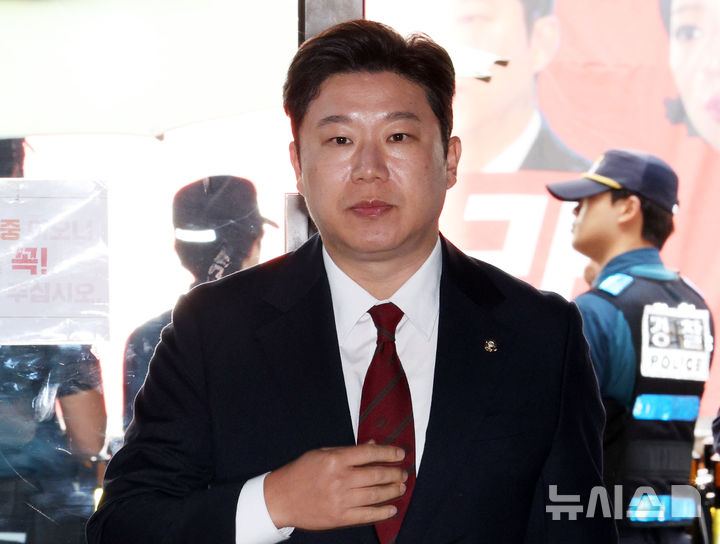 [서울=뉴시스] 고범준 기자 = 진종오 국민의힘 의원이 18일 서울 영등포구 국민의힘 중앙당사에서 열린 중앙윤리위원회(윤리위)에 출석하고 있다. 2026.08.18. bjko@newsis.com
