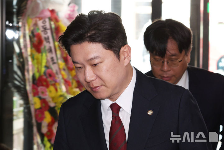 [서울=뉴시스] 고범준 기자 = 진종오 국민의힘 의원이 18일 서울 영등포구 국민의힘 중앙당사에서 열린 중앙윤리위원회(윤리위)에 출석하고 있다. 2026.08.18. bjko@newsis.com