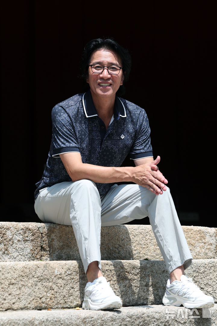 [서울=뉴시스] 박진희 기자 = 연극 '너 없이' 주연 배우 신정근이 지난 18일 서울 종로구 한 공원에서 인터뷰 하고 있다. 20년 만에 연극 무대에 오르는 배우 신정근은 극중 신반근 역으로 출연한다. 2026.08.22. pak7130@newsis.com