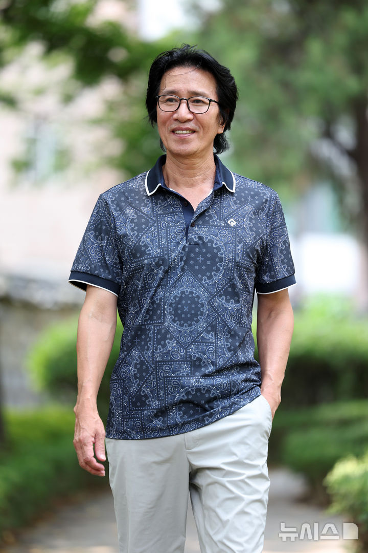 [서울=뉴시스] 박진희 기자 = 연극 '너 없이' 주연 배우 신정근이 지난 18일 서울 종로구 한 공원에서 인터뷰 하고 있다.&nbsp; 20년 만에 연극 무대에 오르는 배우 신정근은 극중 신반근 역으로 출연한다. 2026.08.22. pak7130@newsis.com