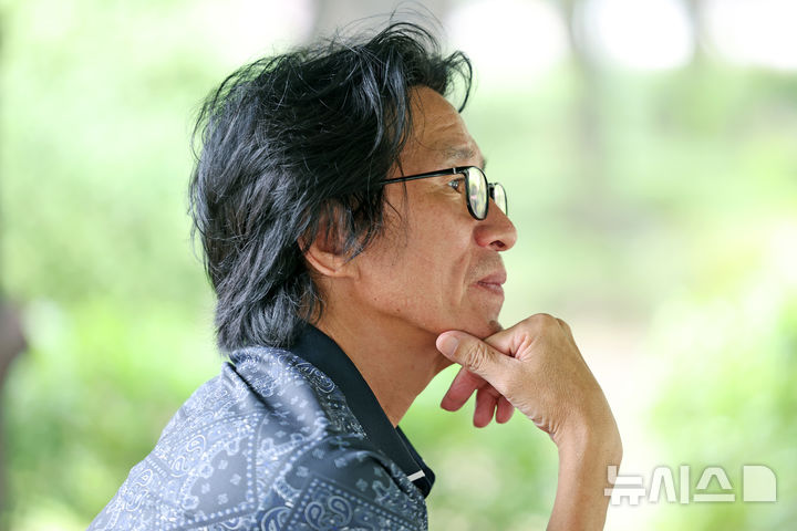 [서울=뉴시스] 박진희 기자 = 연극 '너 없이' 주연 배우 신정근이 지난 18일 서울 종로구 한 공원에서 인터뷰 하고 있다. 20년 만에 연극 무대에 오르는 배우 신정근은 극중 신반근 역으로 출연한다. 2026.08.22. pak7130@newsis.com