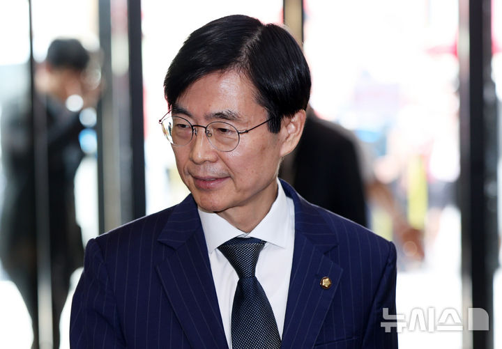 [서울=뉴시스] 고범준 기자 = 조경태 국민의힘 의원이 18일 서울 영등포구 국민의힘 중앙당사에서 열린 중앙윤리위원회(윤리위)에 출석하고 있다. 2026.08.18. bjko@newsis.com