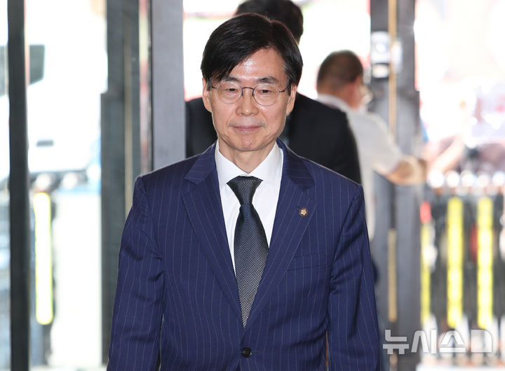 [서울=뉴시스] 고범준 기자 = 조경태 국민의힘 의원이 18일 서울 영등포구 국민의힘 중앙당사에서 열린 중앙윤리위원회(윤리위)에 출석하고 있다. 2026.08.18. bjko@newsis.com