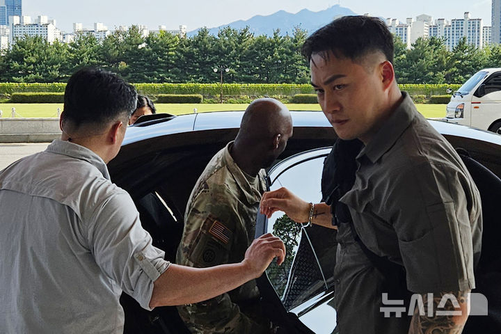 [서울=뉴시스] 옥승욱 기자 = 도널드 트럼프 미국 대통령이 '을지 자유의 방패'(을지프리덤실드·UFS) 연습 축소를 지시한 가운데 제이비어 브런슨(가운데) 주한미군사령관 겸 유엔군사령관이 18일 오후 서울 용산구 국방부에서 안규백 국방부 장관을 만난 뒤 청사를 나서고 있다. 2026.08.18. okdol99@newsis.com