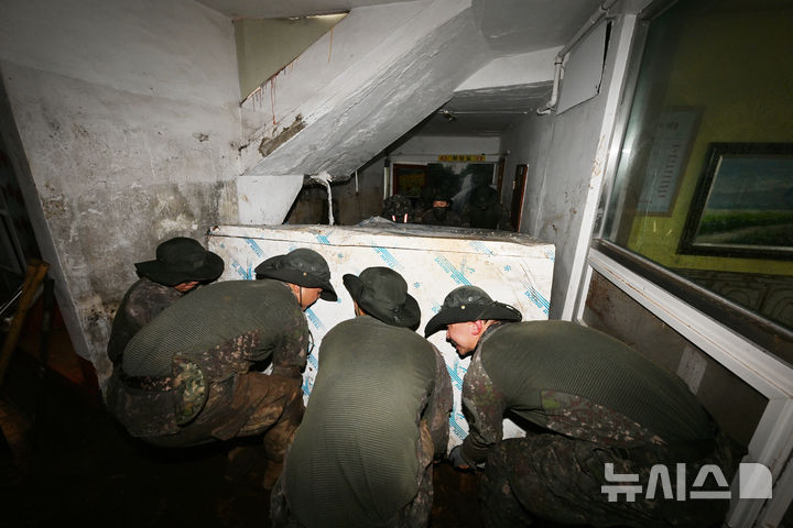 [통영=뉴시스] 차용현 기자 = 18일 오후 폭우 피해를 입은 경남 통영시 봉평동에서 육군 39사단 8358부대 장병들이 수해 복구작업을 벌이고 있다. 장병들은 군복이 진흙으로 범벅이 된 채 무거운 수해 잔해와 집기류를 옮기며 피해 복구에 구슬땀을 흘렸다. 2026.08.18. con@newsis.com