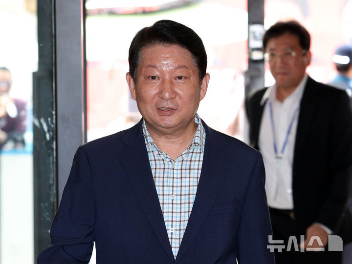 [서울=뉴시스] 고범준 기자 = 권영진 국민의힘 의원이 18일 서울 영등포구 국민의힘 중앙당사에서 열린 중앙윤리위원회(윤리위)에 출석하고 있다. 2026.08.18. bjko@newsis.com