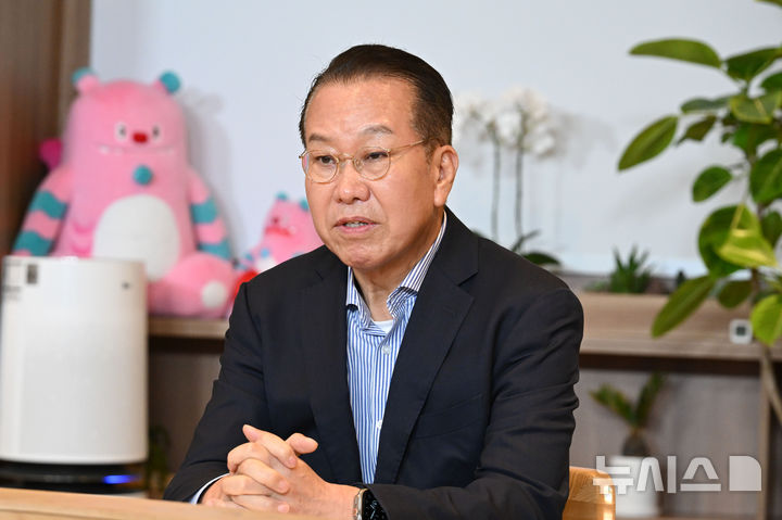 [서울=뉴시스] 홍효식 기자 = 용산구를 지역구로 둔 권영세 국민의힘 의원이 18일 오후 서울 중구 서울시청 시장 집무실에서 오세훈 서울시장과 용산 어린이정원 공공임대주택 단지 조성과 관련한 회동을 하며 발언하고 있다. (공동취재) 2026.08.18. photo@newsis.com