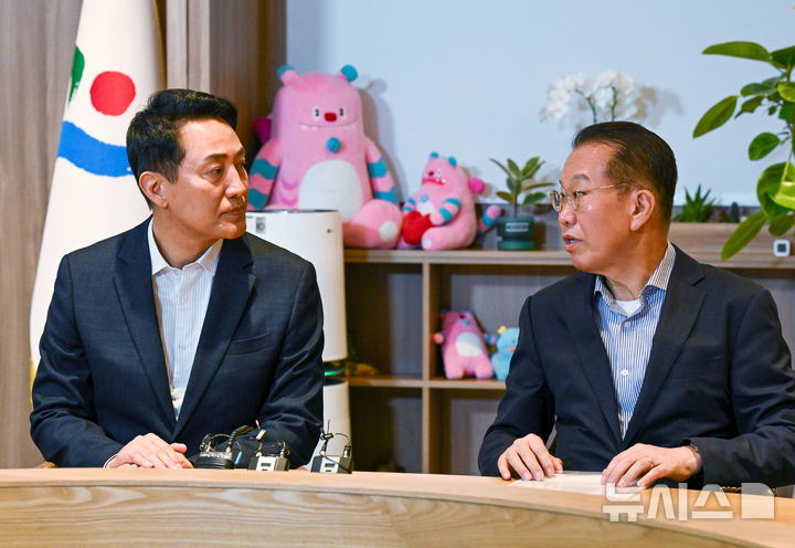 [서울=뉴시스] 홍효식 기자 = 오세훈 서울시장이 18일 오후 서울 중구 서울시청 집무실에서 용산구를 지역구로 둔 권영세 국민의힘 의원과 용산 어린이정원 공공임대주택 단지 조성과 관련한 회동을 하고 있다. (공동취재) 2026.08.18. photo@newsis.com