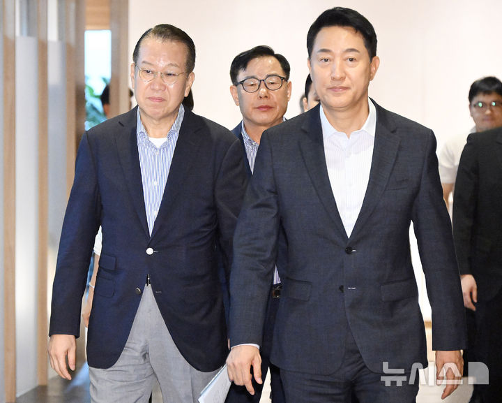 [서울=뉴시스] 홍효식 기자 = 오세훈(오른쪽) 서울시장과 용산을 지역구로 둔 권영세 국민의힘 의원이 18일 서울 중구 서울시청에서 용산공원 및 용산국제업무지구 주택공급과 관련해 논의한 뒤 시장실에서 나오고 있다. (공동취재) 2026.08.18. photo@newsis.com