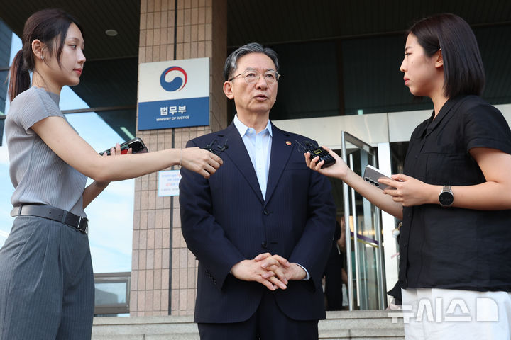 [과천=뉴시스] 조성우 기자 = 청와대에 사직서를 제출한 정성호 법무부 장관이 18일 경기도 과천시 정부과천청사 법무부를 나서며 취재진 질문에 답하고 있다. 2026.08.18. xconfind@newsis.com