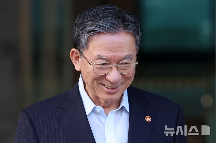 [과천=뉴시스] 조성우 기자 = 청와대에 사직서를 제출한 정성호 법무부 장관이 18일 경기도 과천시 정부과천청사 법무부를 나서고 있다. 2026.08.18. xconfind@newsis.com