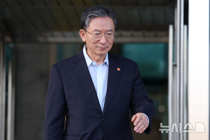 [과천=뉴시스] 조성우 기자 = 청와대에 사직서를 제출한 정성호 법무부 장관이 18일 경기도 과천시 정부과천청사 법무부를 나서고 있다. 2026.08.18. xconfind@newsis.com